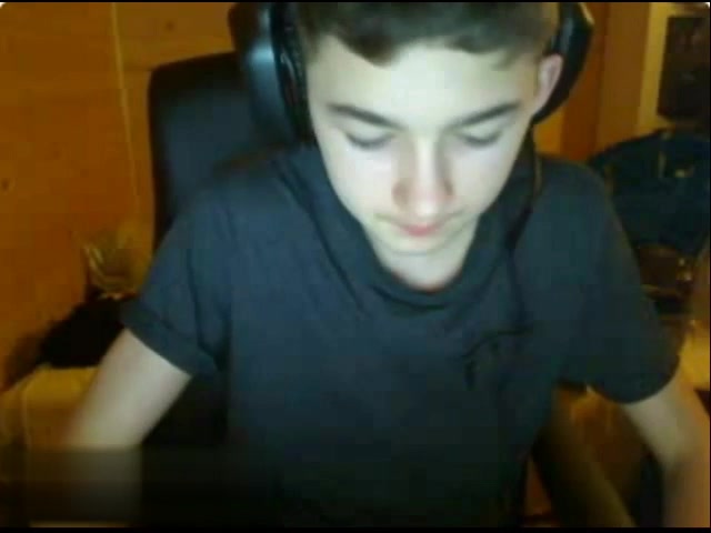 kd Hot Teen boy on cam - NovinhosnaWebcam